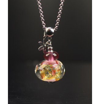 Collier long en perles artisanales en verre filé – Rose doux & feuille d’argent