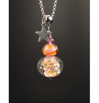 Collier long en perles artisanales en verre filé – Rose doux & feuille d’argent