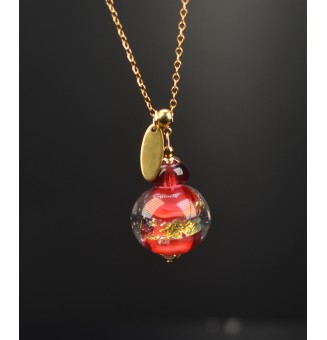Collier long doré – Perle de verre rouge rubis et feuille d'or & breloque