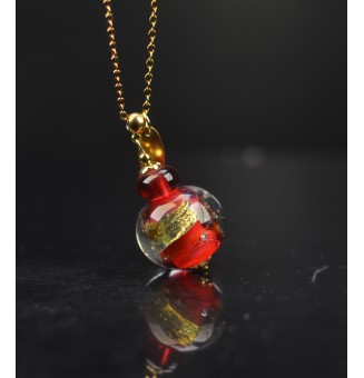 Collier long doré – Perle de verre rouge rubis et feuille d'or & breloque