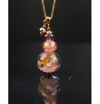 Collier long doré – Perle de verre rose et feuille d'or & breloque