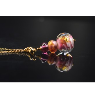 Collier long doré – Perle de verre rose et feuille d'or & breloque
