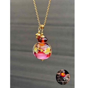 Collier long doré – Perle de verre rose, caramel et feuille d'or & breloque