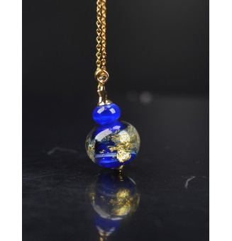 Collier long doré – Perle de verre "bleu intense" et feuille d'or & breloque