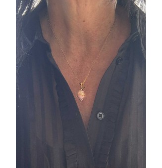 Collier court doré avec perle de verre rose et or – Création artisanale