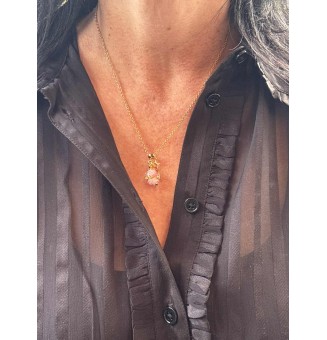 Collier court doré avec perle de verre rose et or – Création artisanale