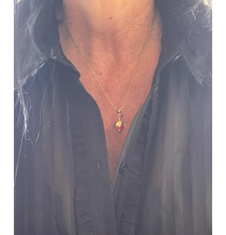 Collier court doré avec perle de verre rouge et or – Création artisanale