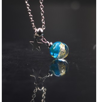 Collier Court en Acier Inoxydable – Perle de Verre Bleu Vert & Feuille d’Or (Pièce Unique)