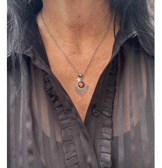 Collier court demi-soleil & perle de verre ambrée – Création artisanale