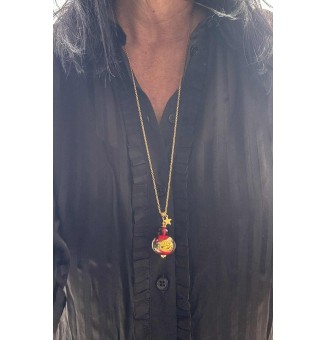 Collier long doré – Perle de verre rouge rubis et feuille d'or & breloque