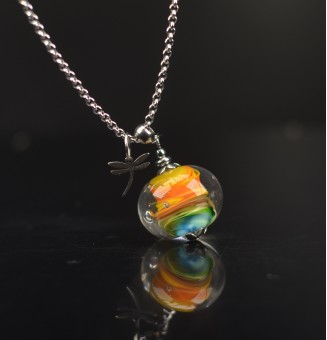 Collier "multicolore" en Perles de Verre et acier inoxydable, breloque LIBELLULE