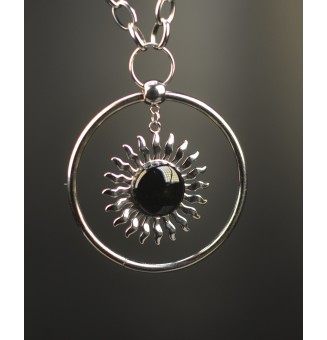 Grand sautoir Soleil en acier inoxydable et verre filé noir – 90 cm