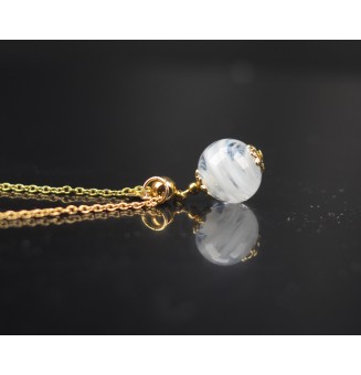 Un souffle de nuage – Collier artisanal Liloo Créations - perles de verre filé - acier inoxydable doré