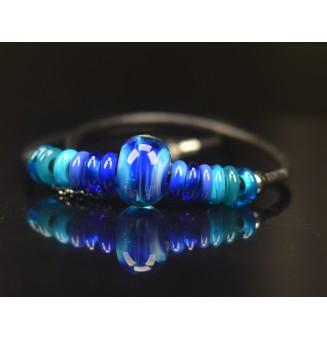 collier  bleu  45 +3cm avec perles de verre cuir noir