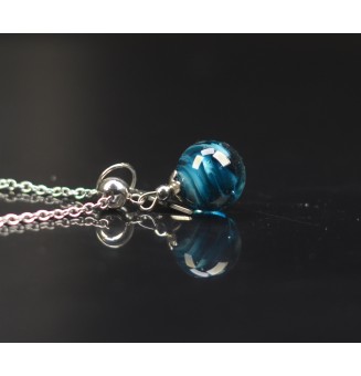 Collier court bleu pétrole...