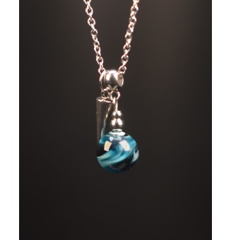 Collier court bleu pétrole...