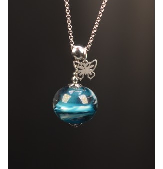 Collier long bleu pétrole – Grosse perle artisanale 2,2 cm & breloque papillon