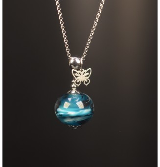 Collier long bleu pétrole – Grosse perle artisanale 2,2 cm & breloque papillon