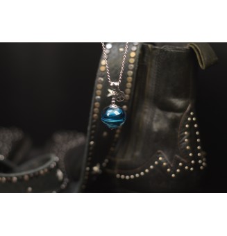 Collier long bleu pétrole – Grosse perle artisanale 2,1 cm & breloque arbre de vie