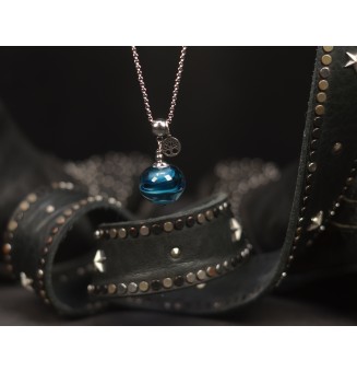 Collier long bleu pétrole – Grosse perle artisanale 2,1 cm & breloque arbre de vie
