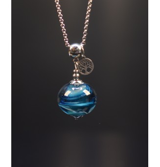Collier long bleu pétrole – Grosse perle artisanale 2,1 cm & breloque arbre de vie