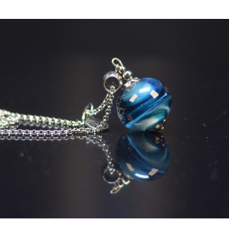Collier long bleu pétrole – Grosse perle artisanale 2,1 cm & breloque arbre de vie