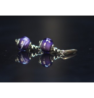 Boucles d’oreilles perle violette – Élégance essentielle en verre filé