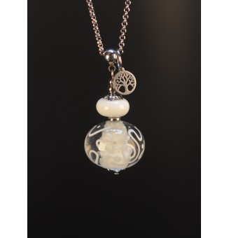 Collier long blanc en verre filé – Pureté & arabesques délicates