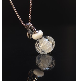 Collier long blanc en verre filé – Pureté & arabesques délicates