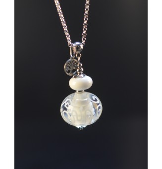 Collier long blanc en verre filé – Pureté & arabesques délicates