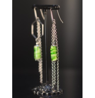 Boucles d’oreilles dépareillées vert rosetta – Tubes en verre filé & acier inoxydable