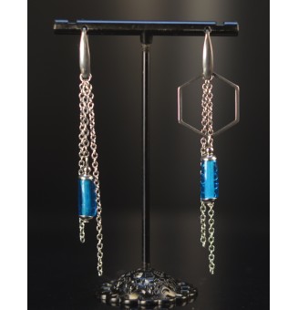 Boucles d’oreilles dépareillées BLEUES – Tubes en verre filé & acier inoxydable