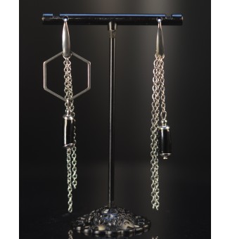 Boucles d’oreilles dépareillées Noires – Tubes en verre filé & acier inoxydable