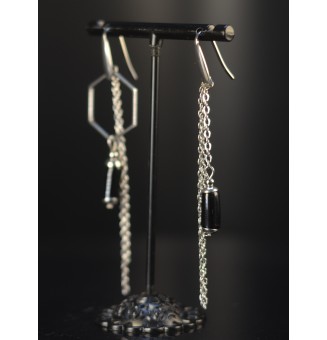 Boucles d’oreilles dépareillées Noires – Tubes en verre filé & acier inoxydable