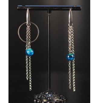 Boucles d’oreilles dépareillées BLEU/VERT – Tubes en verre filé & acier inoxydable