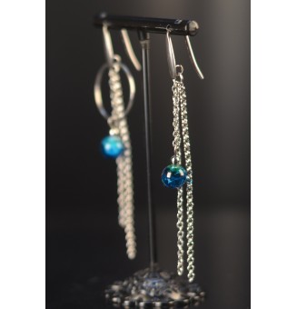 Boucles d’oreilles dépareillées BLEU/VERT – Tubes en verre filé & acier inoxydable