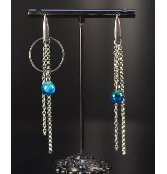 Boucles d’oreilles dépareillées BLEU/VERT – Tubes en verre filé & acier inoxydable