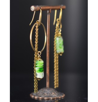 Boucles d’oreilles dépareillées vert rosetta – Tubes en verre filé & acier doré