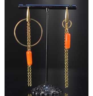Boucles d’oreilles dépareillées Orange – Tubes en verre filé & acier doré