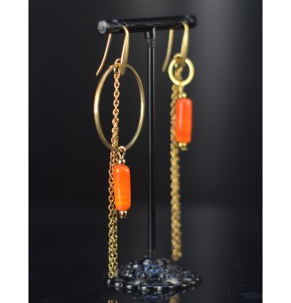 Boucles d’oreilles dépareillées Orange – Tubes en verre filé & acier doré