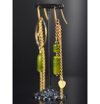 Boucles d’oreilles dépareillées vert riche – Tubes en verre filé & acier doré