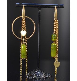 Boucles d’oreilles dépareillées vert riche – Tubes en verre filé & acier doré