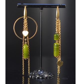 Boucles d’oreilles dépareillées vert riche – Tubes en verre filé & acier doré