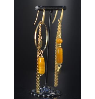 Boucles d’oreilles dépareillées "jaune moutarde" – Tubes en verre filé & acier doré