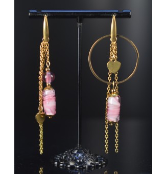 Boucles d’oreilles dépareillées "ROSE" – Tubes en verre filé & acier doré