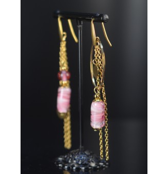 Boucles d’oreilles dépareillées "ROSE" – Tubes en verre filé & acier doré