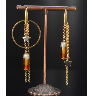 Boucles d’oreilles dépareillées "AMBRE" – Tubes en verre filé & acier doré