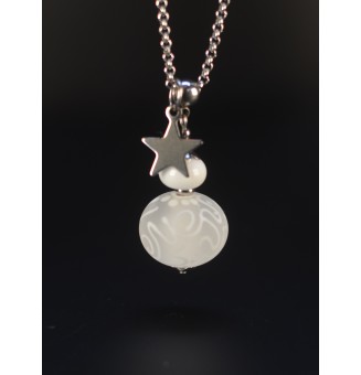 Collier long blanc Givré en verre filé – Pureté & arabesques délicates