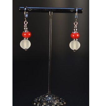 Boucles d’oreilles Blanc givré et rouge en perles de verre filé –  Acier inoxydable argenté