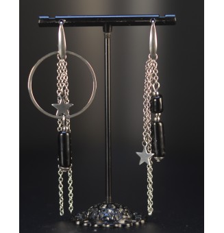 Boucles d’oreilles dépareillées Noires – Tubes en verre filé & acier inoxydable